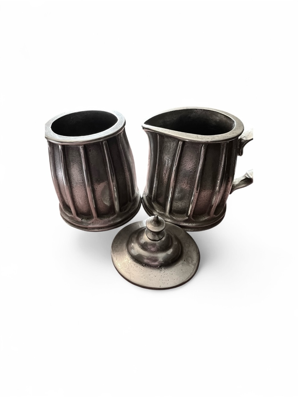Vintage Wilton Pewter Creamer and Sugar Set - Made in the USA.
3 3/4 in high.ur
